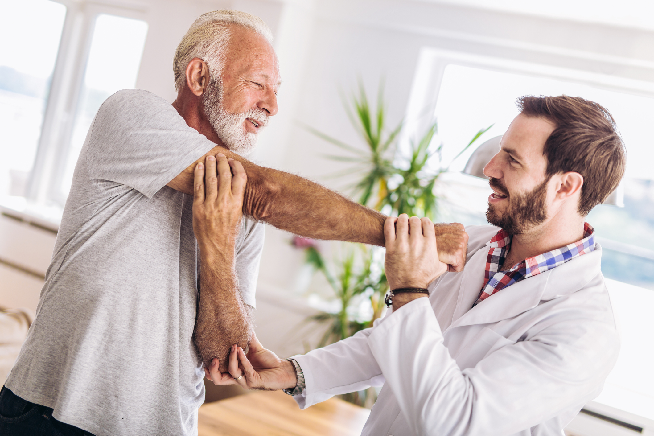 Страдающий старик. Боль мужское здоровье. Остеопатическая терапия фото у Стариков. Мужчина врач помогает людям. Мужчина с больным дедушкой.